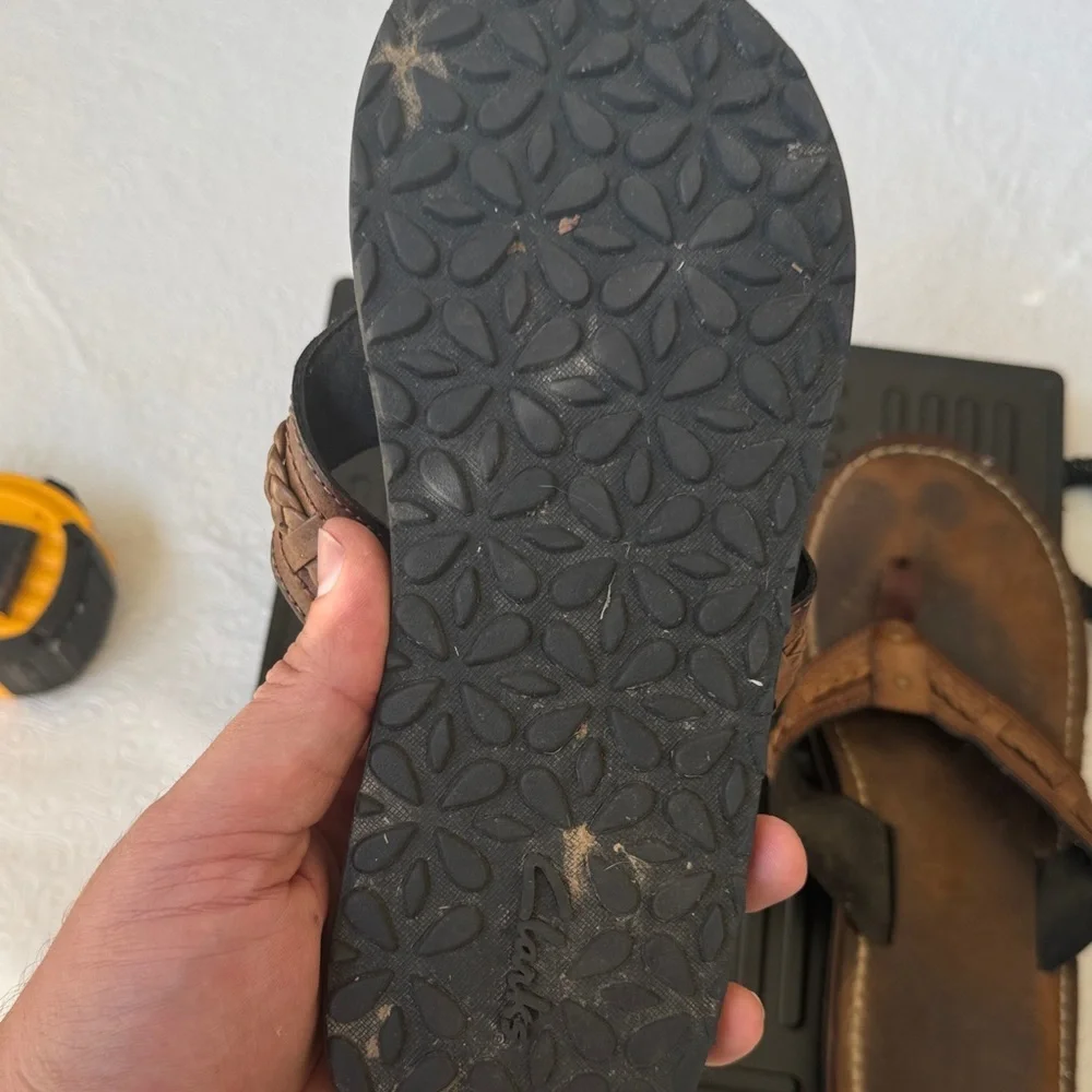 Clarks Tan and Black Woman’s  Flip-Flops - Picture 4 of 7